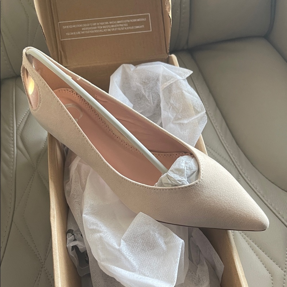 Journee Collection Cream Pointed Toe Heels